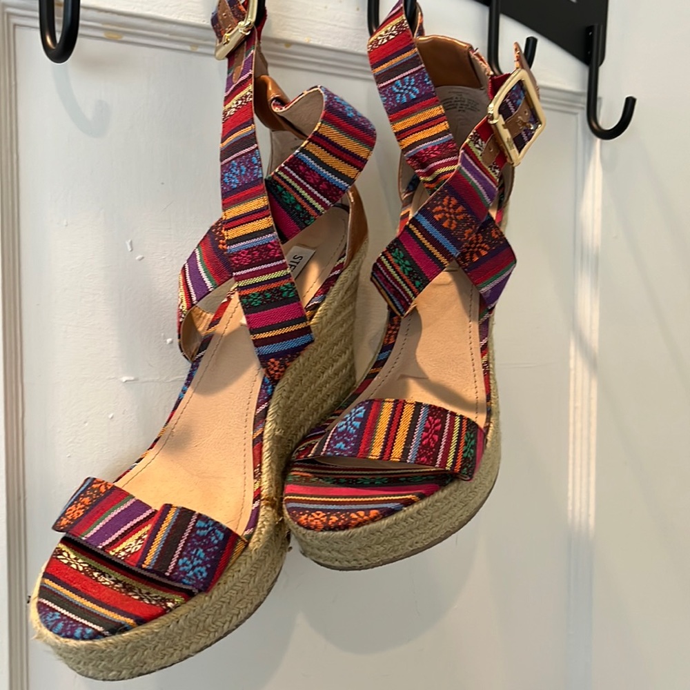 Steve Madden lightly used wedges. Great for Sunday brunch just don’t walk there!